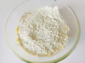 筛入低筋面粉。