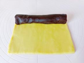 面团分成三等份，擀成片包上豆沙馅卷起来，再搓成长圆形。