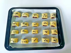 切成小段，刷上蛋黄液再撒点黑芝麻。