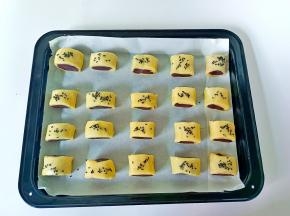 切成小段，刷上蛋黄液再撒点黑芝麻。