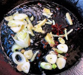 锅中倒入底油加热放入花椒和八角炸香再放入葱姜蒜爆香