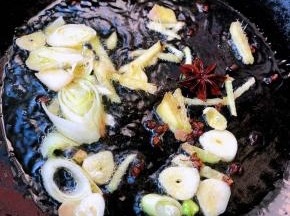 锅中倒入底油加热放入花椒和八角炸香再放入葱姜蒜爆香