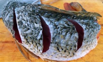 鲤鱼两侧用刀片几刀这样更易入味