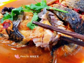 鲤鱼肉肉入口鲜嫩细腻混搭着郫县豆瓣酱独有的香味让人唇齿留香回味无穷