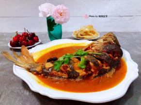 美味香浓的酱香鲤鱼装入盘中撒上香菜就大功告成了