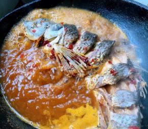 炖至鲤鱼完全熟透改成小火放入盐和味精改小火慢炖至入味即可出锅享用