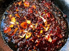 所有的调味料炒匀炒出红油炒出香味
