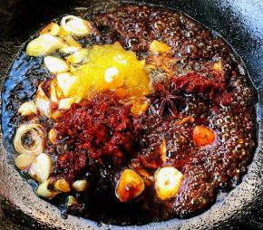 放入调味料料酒、一品鲜酱油、糖、郫县豆瓣酱