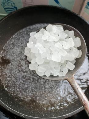 锅中放入适量的水，水开，放入3大汤勺冰糖！（糖适量多放一点，中合一下杨梅的酸味儿，另外糖也能起到防腐的作用！没有冰糖的也可以用白糖或者蜂蜜来代替！个人觉得还是冰糖做出来的罐头，味道最正宗！）