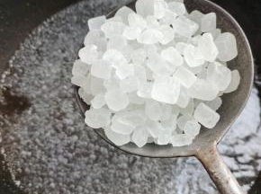 锅中放入适量的水，水开，放入3大汤勺冰糖！（糖适量多放一点，中合一下杨梅的酸味儿，另外糖也能起到防腐的作用！没有冰糖的也可以用白糖或者蜂蜜来代替！个人觉得还是冰糖做出来的罐头，味道最正宗！）