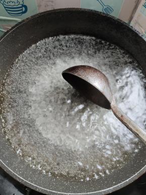 边加热边搅拌至冰糖完全融化！