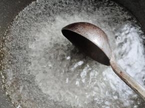 边加热边搅拌至冰糖完全融化！