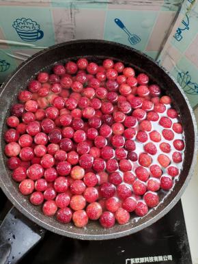 放入处理好的杨梅！
