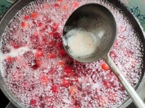 边煮边撇去浮沫儿！