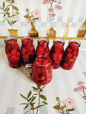 装入无油无水的干净玻璃瓶中！