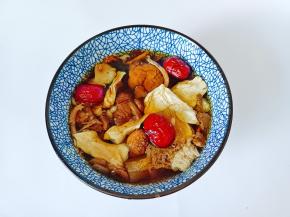 菌菇清洗干净后加水浸泡半小时。