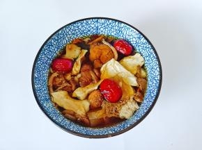 菌菇清洗干净后加水浸泡半小时。