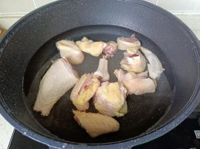 三黄鸡冷水下锅。