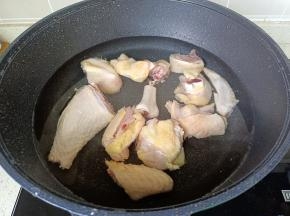 三黄鸡冷水下锅。