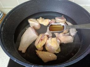 加上一勺料酒去腥。