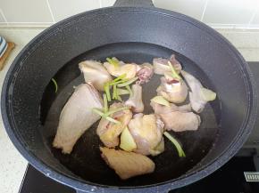 加上姜片，葱段。