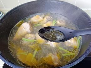 开大火焯水，焯水时撇去表面的浮沫。