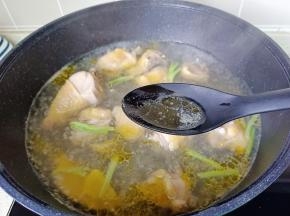 开大火焯水，焯水时撇去表面的浮沫。