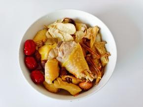 把鸡块放到菌菇碗里。