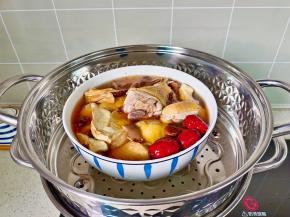 蒸锅加上适量的清水，把汤碗放到第二层。