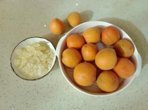 准备黄杏，冰糖。