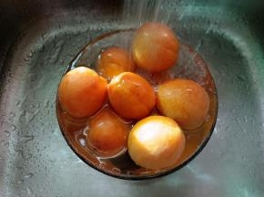 用清水冲洗干净。