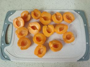 把黄杏对半切开，去核。