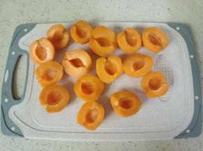 把黄杏对半切开，去核。