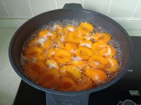 喜欢黄杏吃脆一点的，煮两分钟就可以。