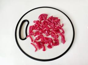 牛肉切成细条。
