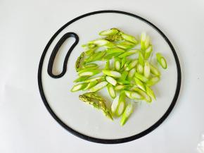 芦笋斜着切成小段。