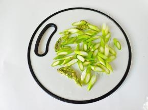 芦笋斜着切成小段。