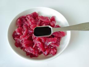 牛肉丝加入生抽。