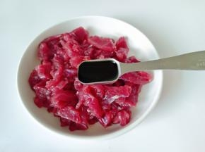 牛肉丝加入生抽。