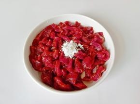 加入适量的淀粉拌匀。