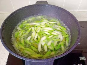 水开加一点盐与食用油，放芦笋焯水。
