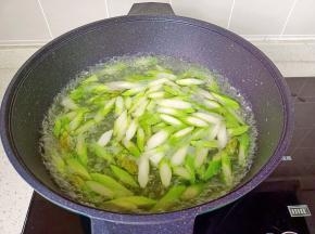 水开加一点盐与食用油，放芦笋焯水。