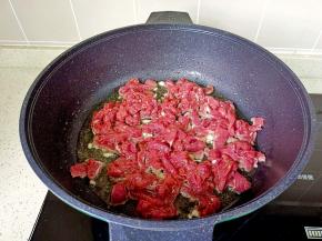 锅里放适量的油，油热放牛肉丝爆炒。