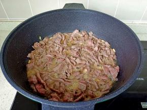 爆炒到牛肉丝变色。