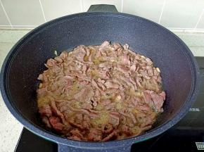爆炒到牛肉丝变色。