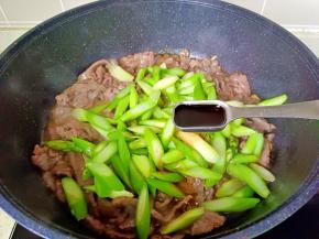 放入芦笋，放一点生抽调味。