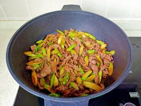 开大火炒匀即可。