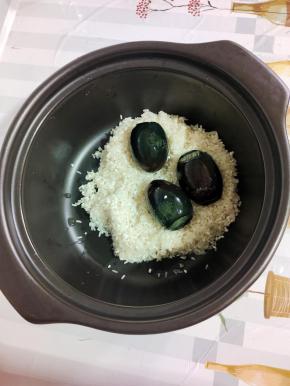 大米和糯米清洗干净，皮蛋剥壳清洗干净放入砂锅中！（煮粥的时候放一点糯米就去，可以增加粥的粘稠度！不喜欢的也可以不加糯米进去！）