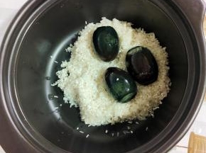 大米和糯米清洗干净，皮蛋剥壳清洗干净放入砂锅中！（煮粥的时候放一点糯米就去，可以增加粥的粘稠度！不喜欢的也可以不加糯米进去！）