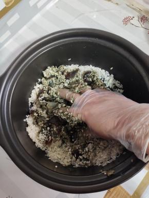 戴上一次性手套，把皮蛋全部抓碎！